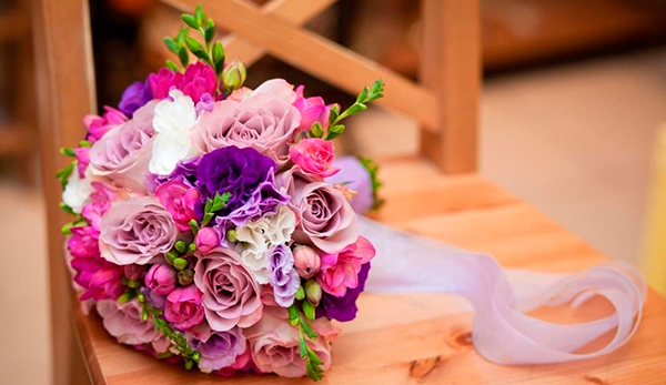 Фрезии цветные в свадебном букете