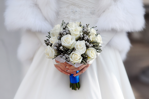 Зимний свадебный букет из белых роз