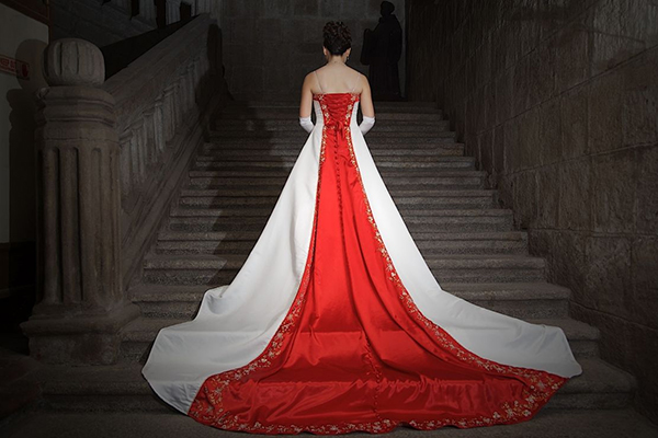 Свадебное платье с красной деталью
